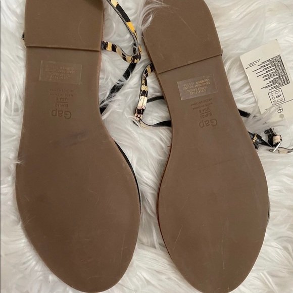 New gap women’s sandals cheetah print - Picture 2 of 2